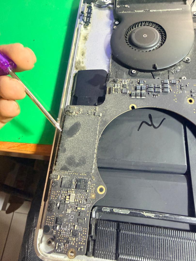 Juruteknik menunjukkan kawasan berhabuk di dalam MacBook Pro A1990