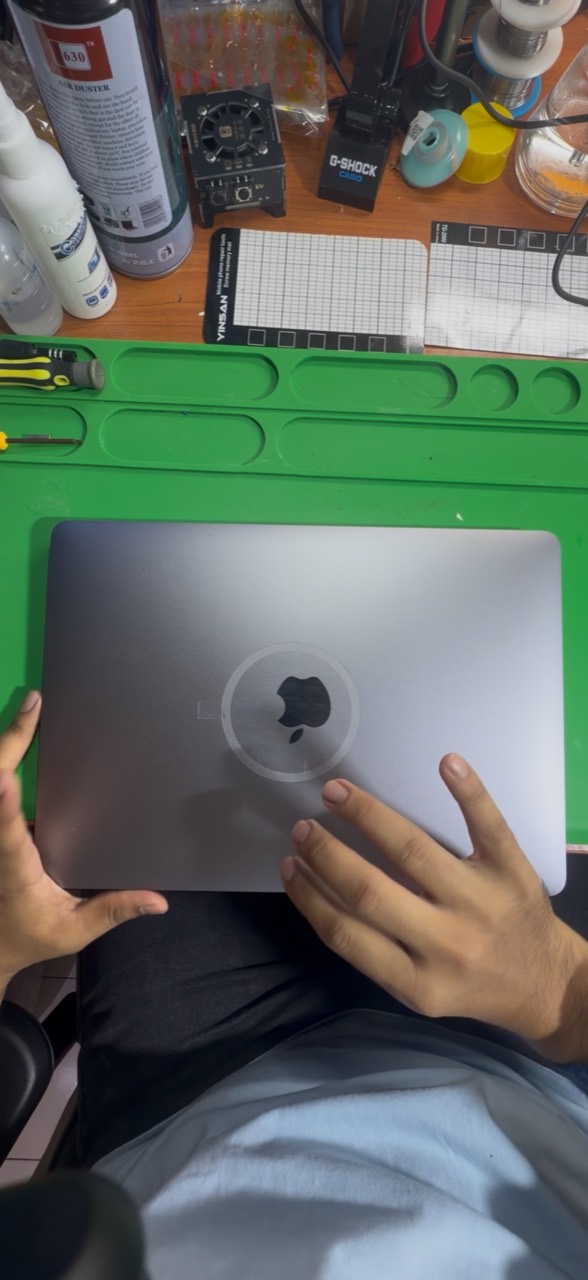 MacBook Air M1 A2337 pelanggan di meja servis Mecnote Shah Alam