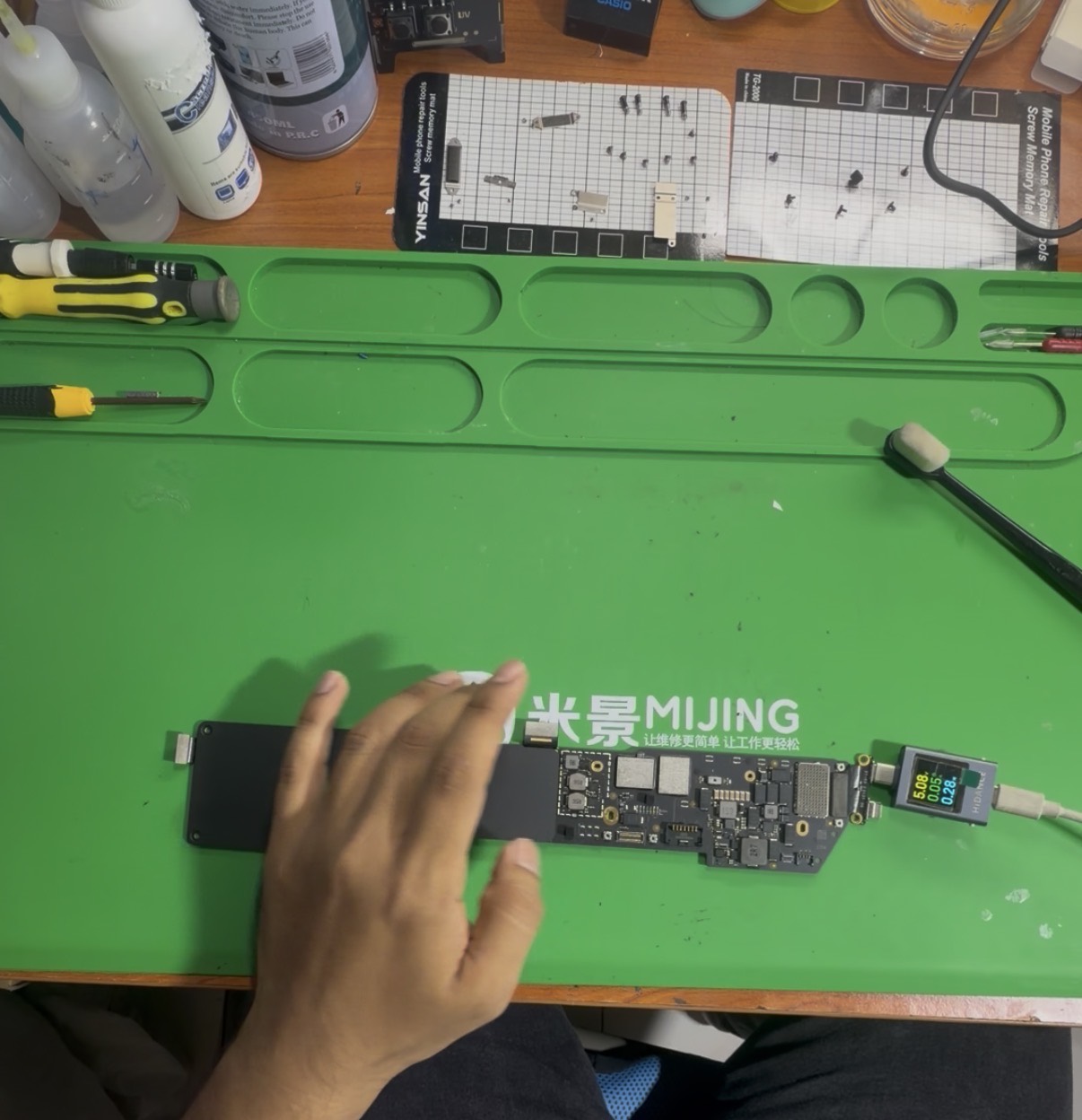 Papan logik MacBook Air M1 A2337 di meja pemeriksaan Mecnote Shah Alam