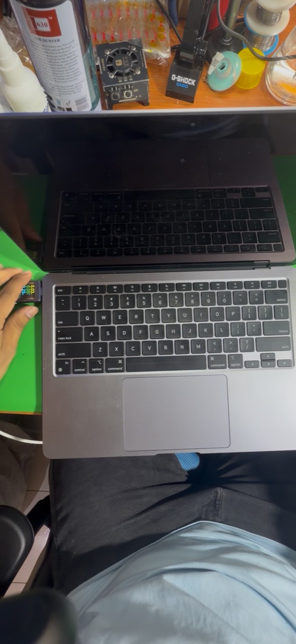 MacBook Air M1 A2337 dengan skrin gelap semasa ujian kuasa awal