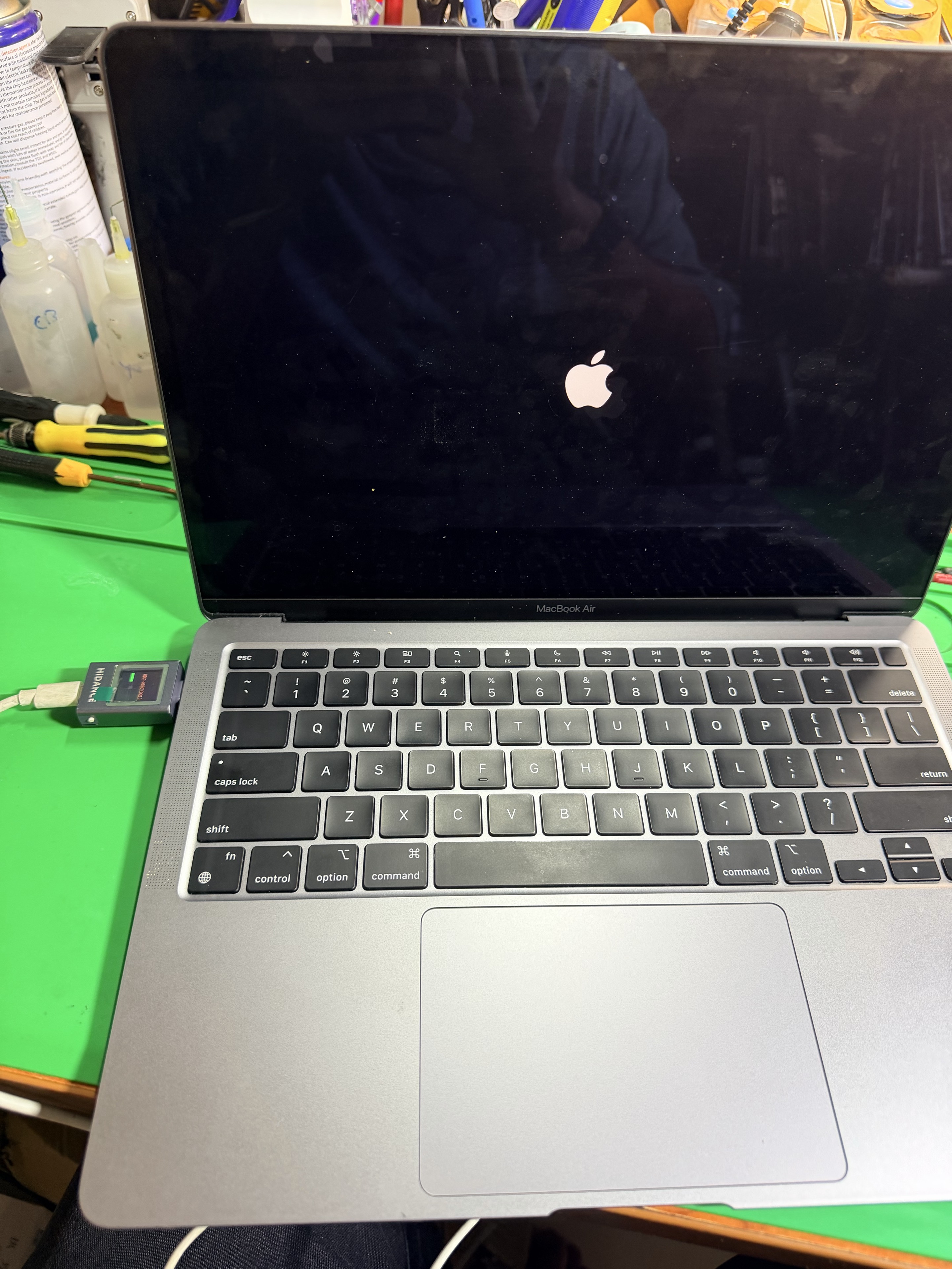 MacBook Air M1 A2337 memaparkan logo Apple selepas pembaikan
