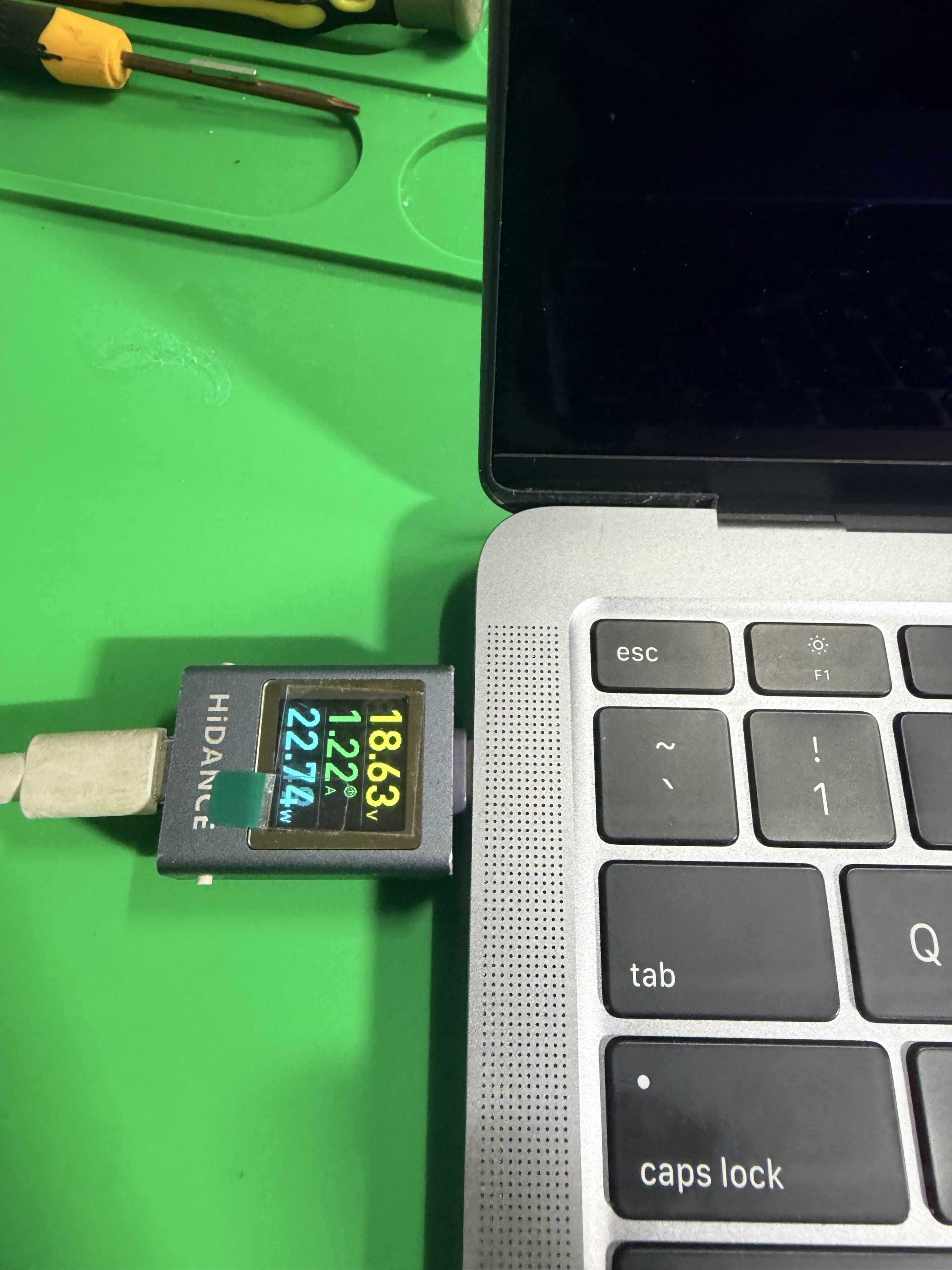 Meter USB-C menunjukkan sekitar 18.63V pada MacBook Air M1 selepas pembaikan