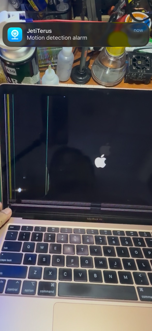 LCD MacBook Air M1 A2337 rosak dengan garis menegak dan mendatar pada skrin