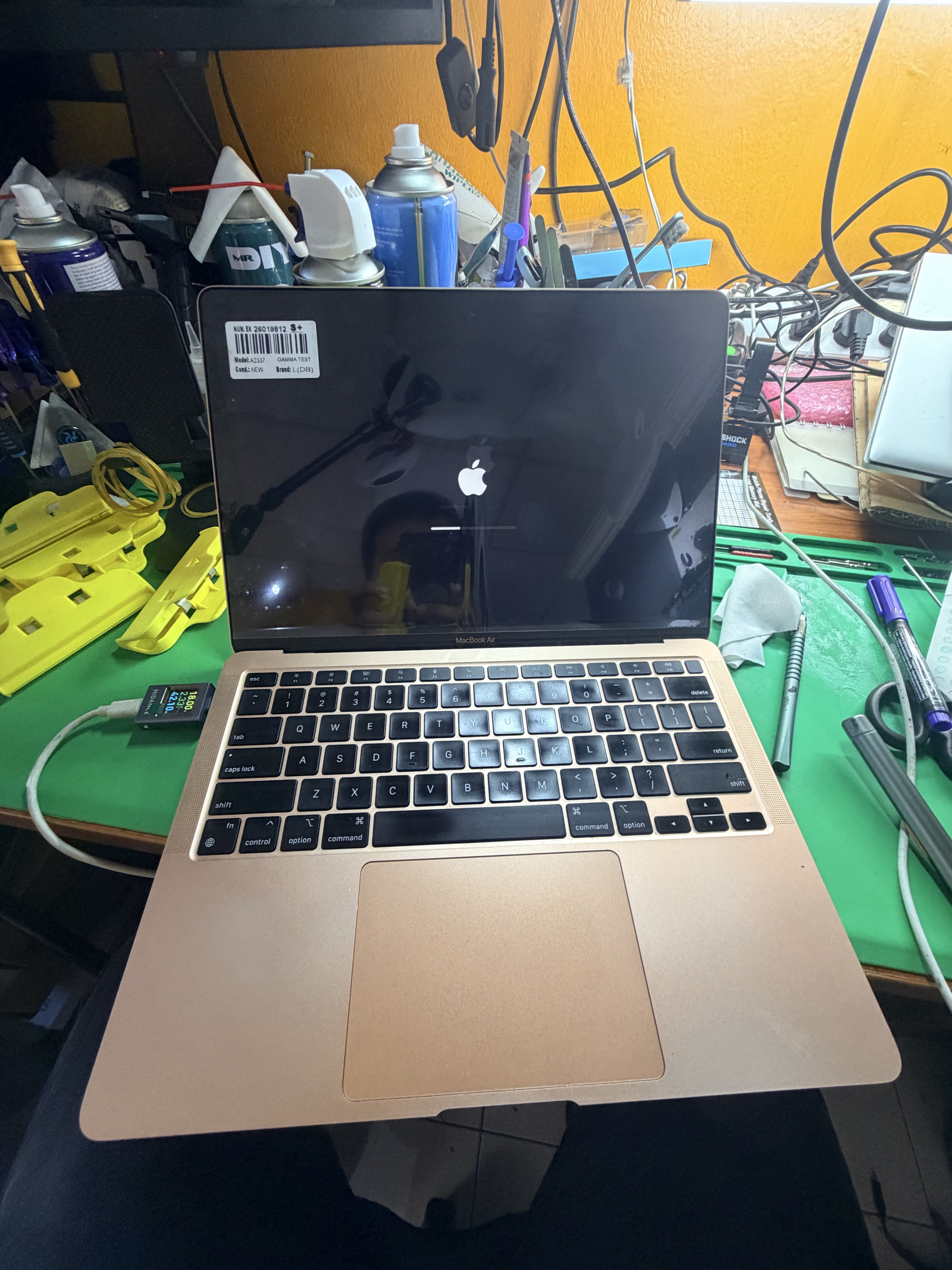 Skrin gantian MacBook Air M1 A2337 diuji semasa proses repair LCD di Mecnote