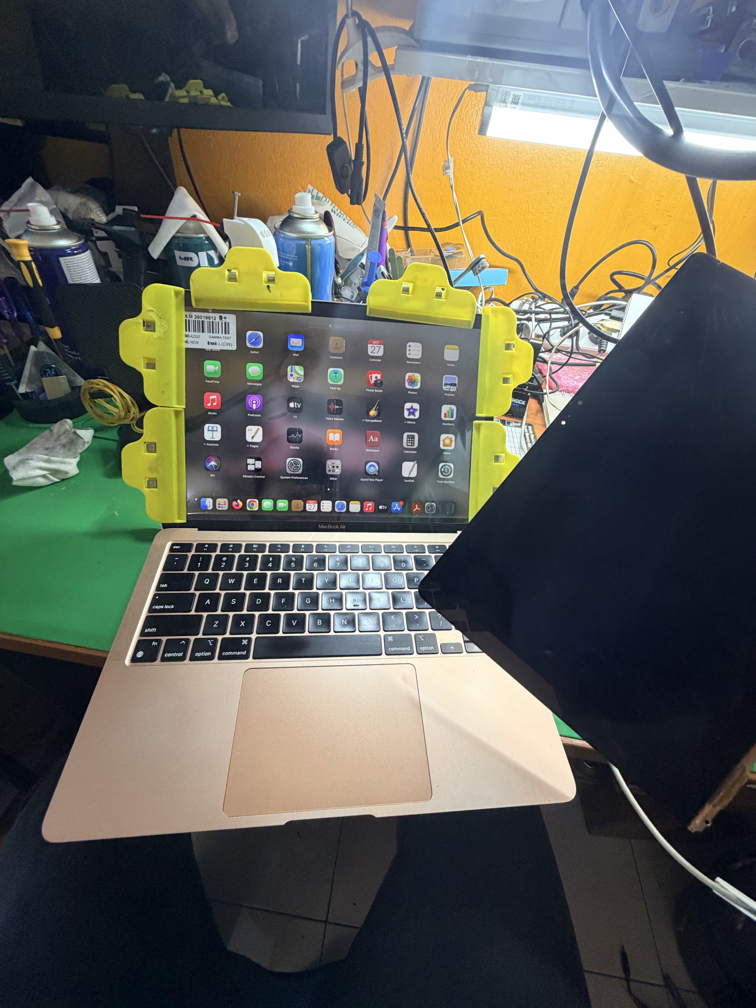 MacBook Air M1 A2337 memaparkan desktop dengan jelas selepas LCD diganti di Mecnote