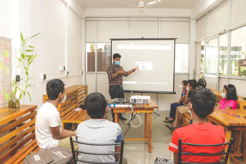 An electronics workshop after the reopening, Batticaloa, 2021-01-23.