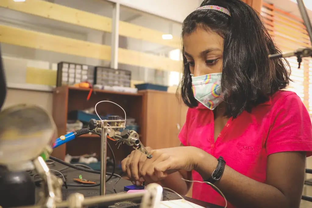 An electronics workshop after the reopening, Batticaloa, 2021-01-23.