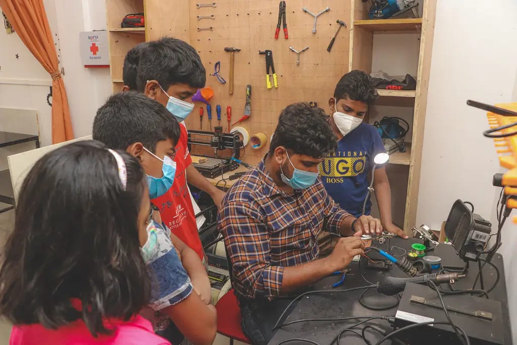 An electronics workshop after the reopening, Batticaloa, 2021-01-23.