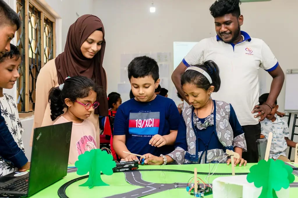 Kids' robotics, building automated railways, Batticaloa, 2023-08-20.