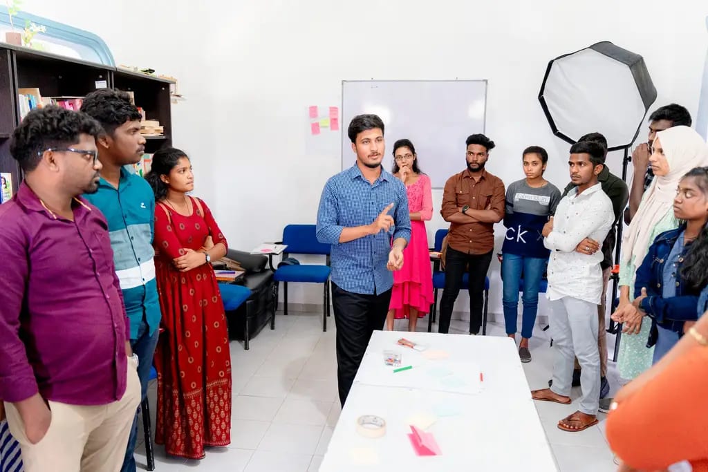 Students and trainers at the mobile journalism workshop, Nuwara Eliya, October 2023.