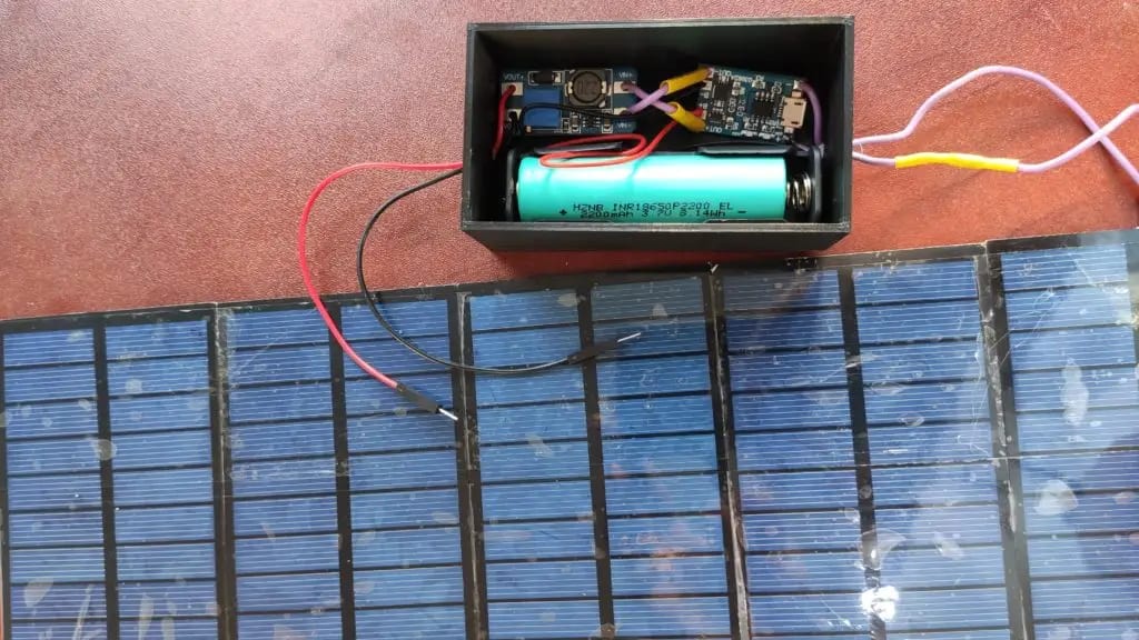 The battery box connected to the solar panels, July 2022. Photo: Dinacon 2022.