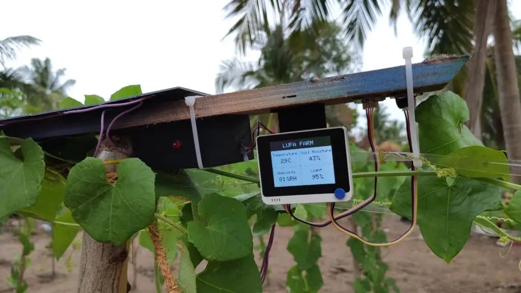 The station mounted on the farm, showing live readings, July 2022. Photo: Dinacon 2022.