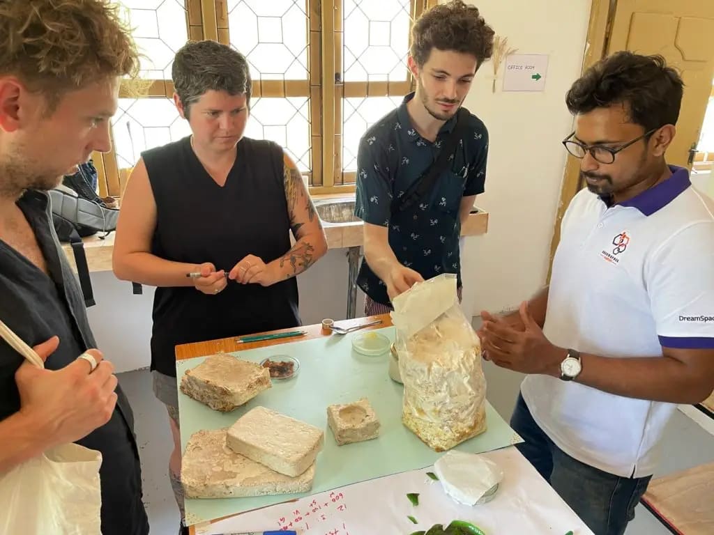 Looking at mycelium materials in the Bio Lab, July 2022. Photo: Dinacon 2022.