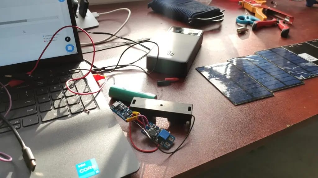 Testing the circuit with the laptop, July 2022. Photo: Dinacon 2022.