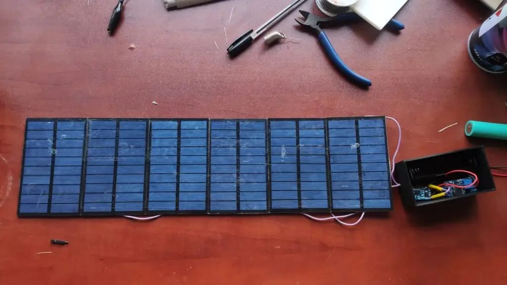 The finished solar strip and battery box, July 2022. Photo: Dinacon 2022.