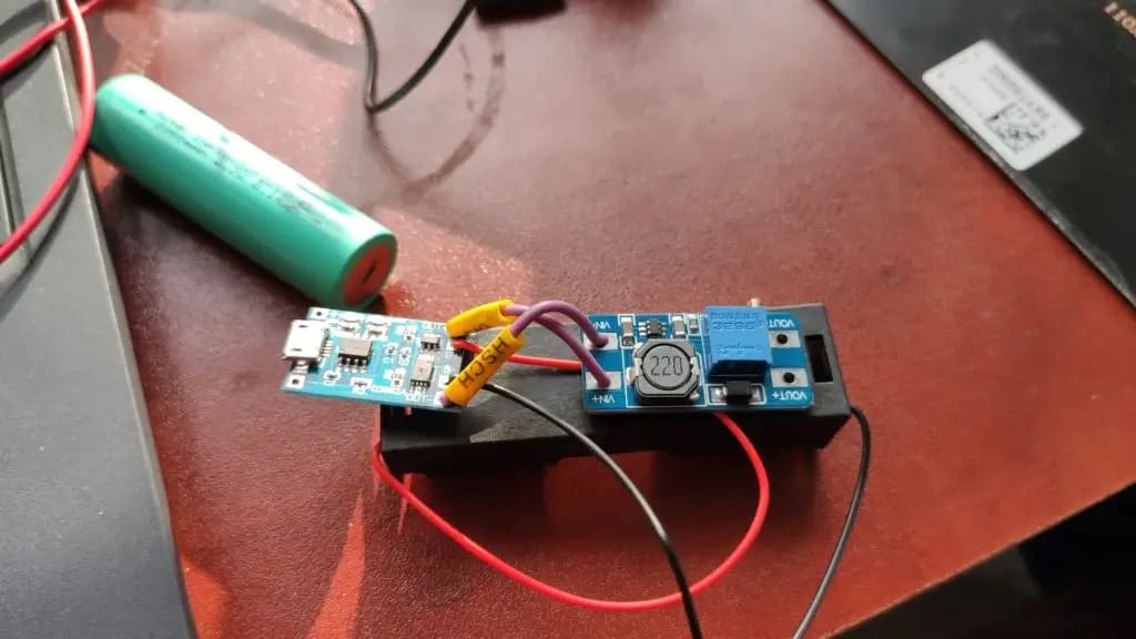 The battery charging circuit before it went into its box, July 2022. Photo: Dinacon 2022.