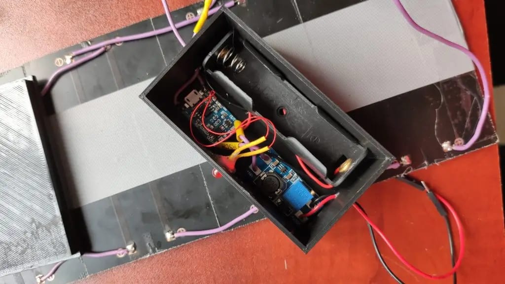 The circuit and battery fitted into the printed box, July 2022. Photo: Dinacon 2022.
