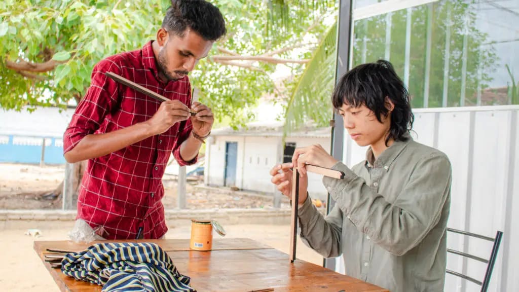 Preparing fibre for the papermaking workshop, July 2022. Photo: Dinacon 2022.