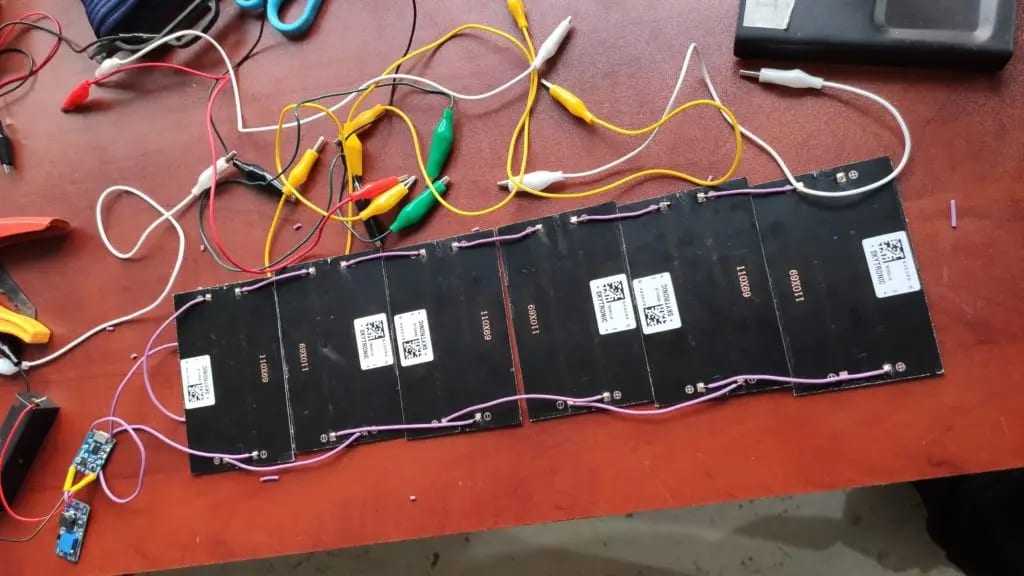 Wiring the small solar panels together, July 2022. Photo: Dinacon 2022.
