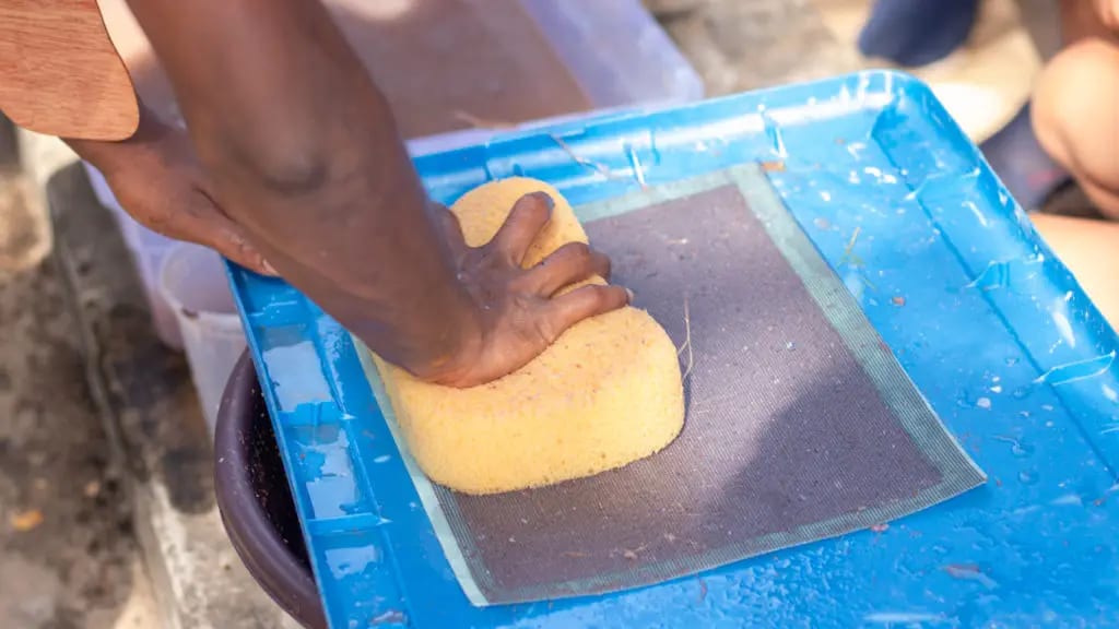 Pressing a new sheet of paper with a sponge, July 2022. Photo: Dinacon 2022.