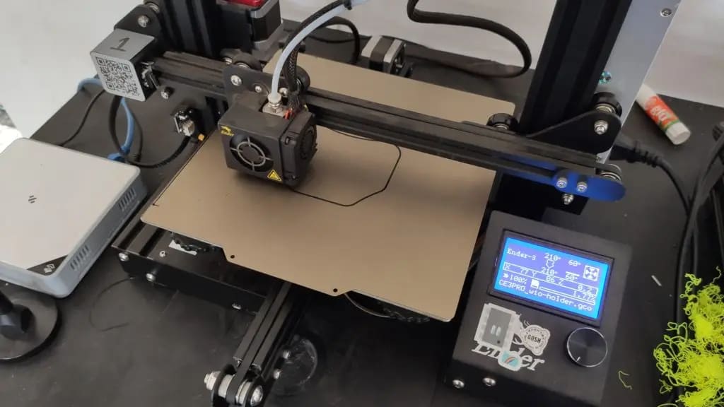 3D printing the enclosure, July 2022. Photo: Dinacon 2022.