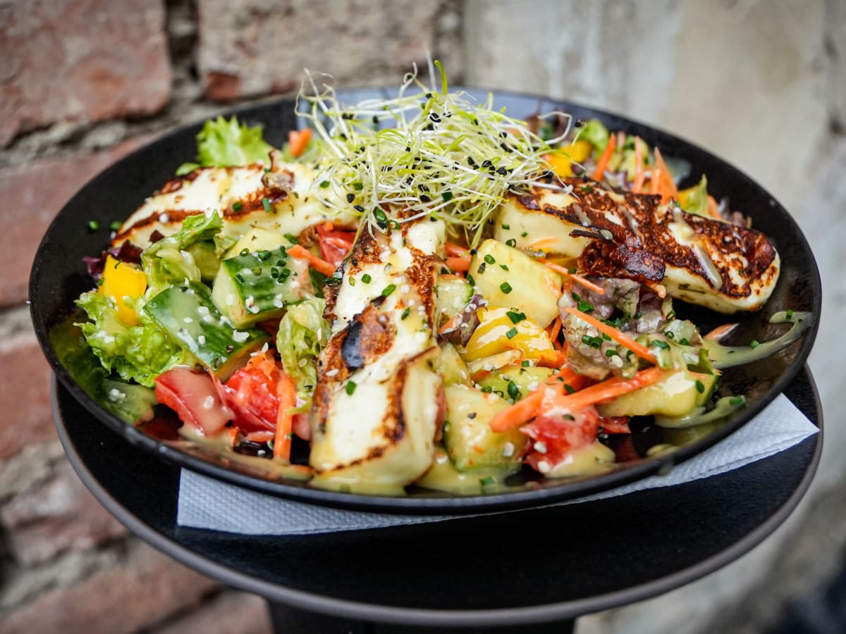 Salad with grilled halloumi