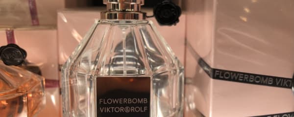1000本の花をボトルに投下した?!『VICTOR&ROLF(ヴィクター&ロルフ)』の「FLOWER BOMB(フラワー・ボム)」