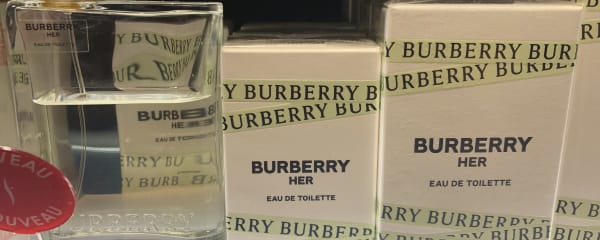 晴れやかな洋梨とピオニーの香り。『BURBERRY(バーバリー)』の最新作「HER(ハー)」