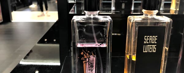 気体の宝石、気品あるウッディノート「Féminité du Bois(フェミ二テ デュ ボワ)」が誕生から30年に/『Serge Lutens(セルジュ ルタンス)』
