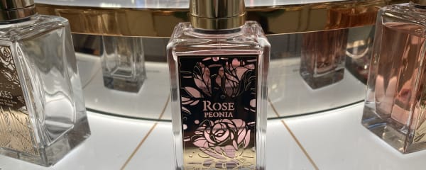 薔薇とピオニーが咲くフレンチガーデンをイメージ「ローズ ピオーニア(ROSE PIONIA)」/『ランコム(Lancôme)』