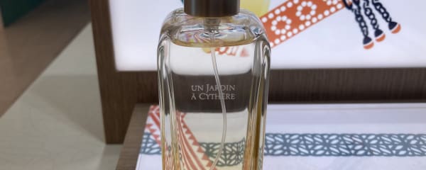 エルメスの“庭園”シリーズから新作登場!ギリシャの島へいざなう「シテールの庭(Un Jardin à Cythère)」/『エルメス(Hermès)』