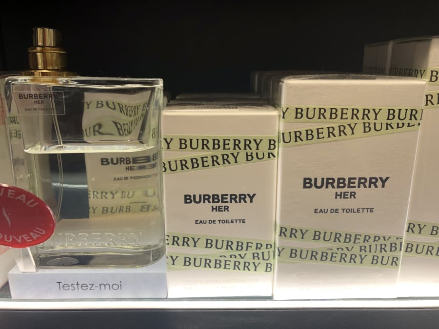 晴れやかな洋梨とピオニーの香り。『BURBERRY（バーバリー）』の最新作「HER（ハー）」