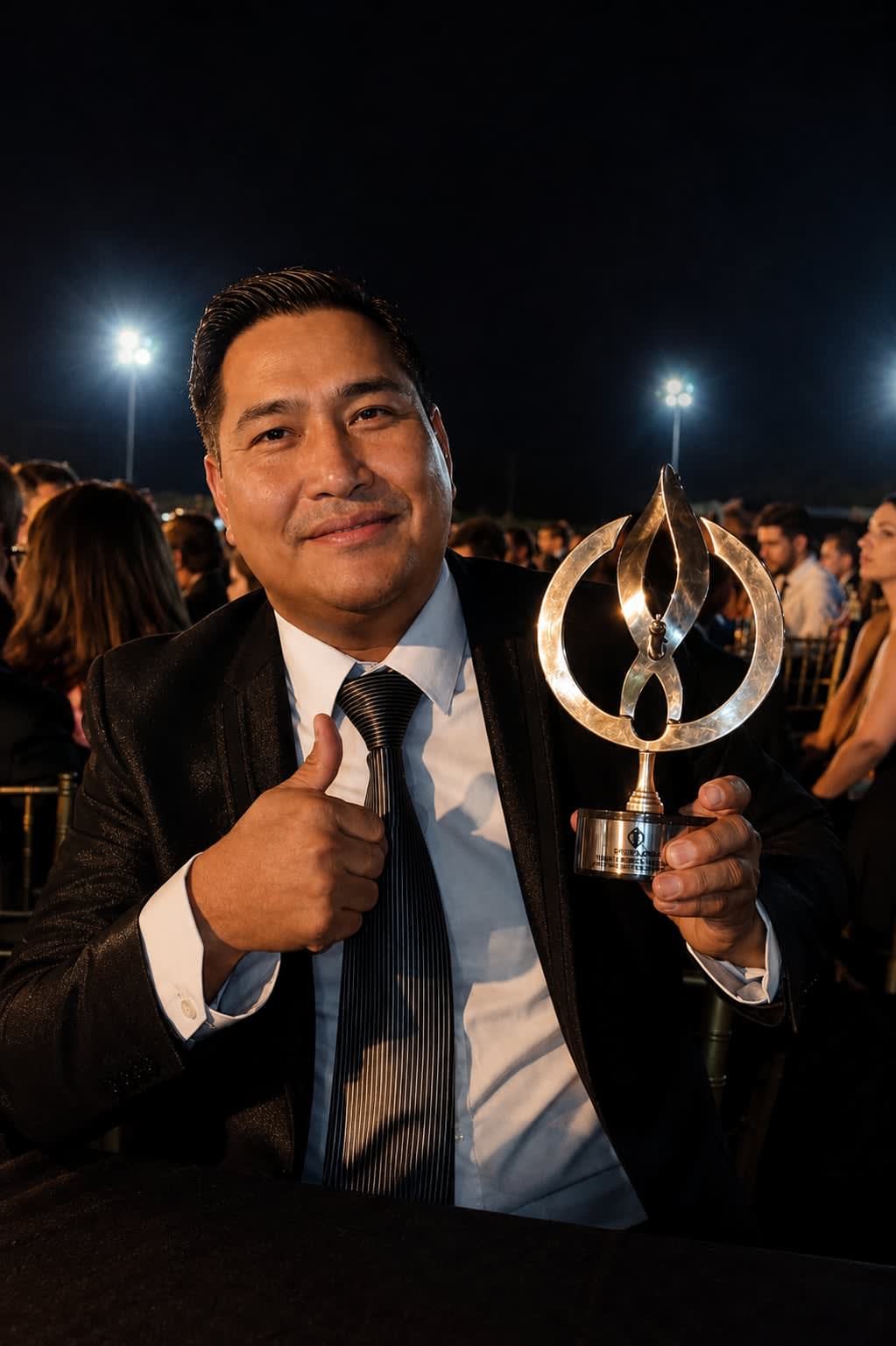 Yimmy Camacho Melgar, Coordinador Comercial de Olivos Urbanizaciones, sosteniendo el Premio Maya 2026.