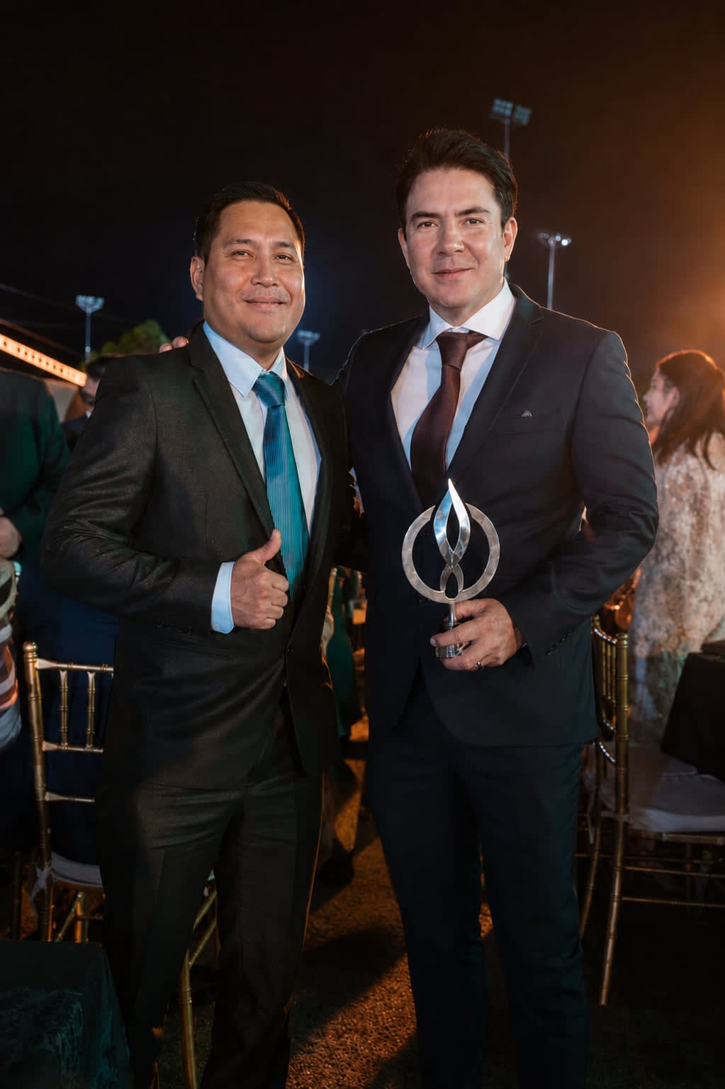 Yimmy Camacho y Marco Daniel Paniagua Vargas durante la entrega del Premio Maya 2026.