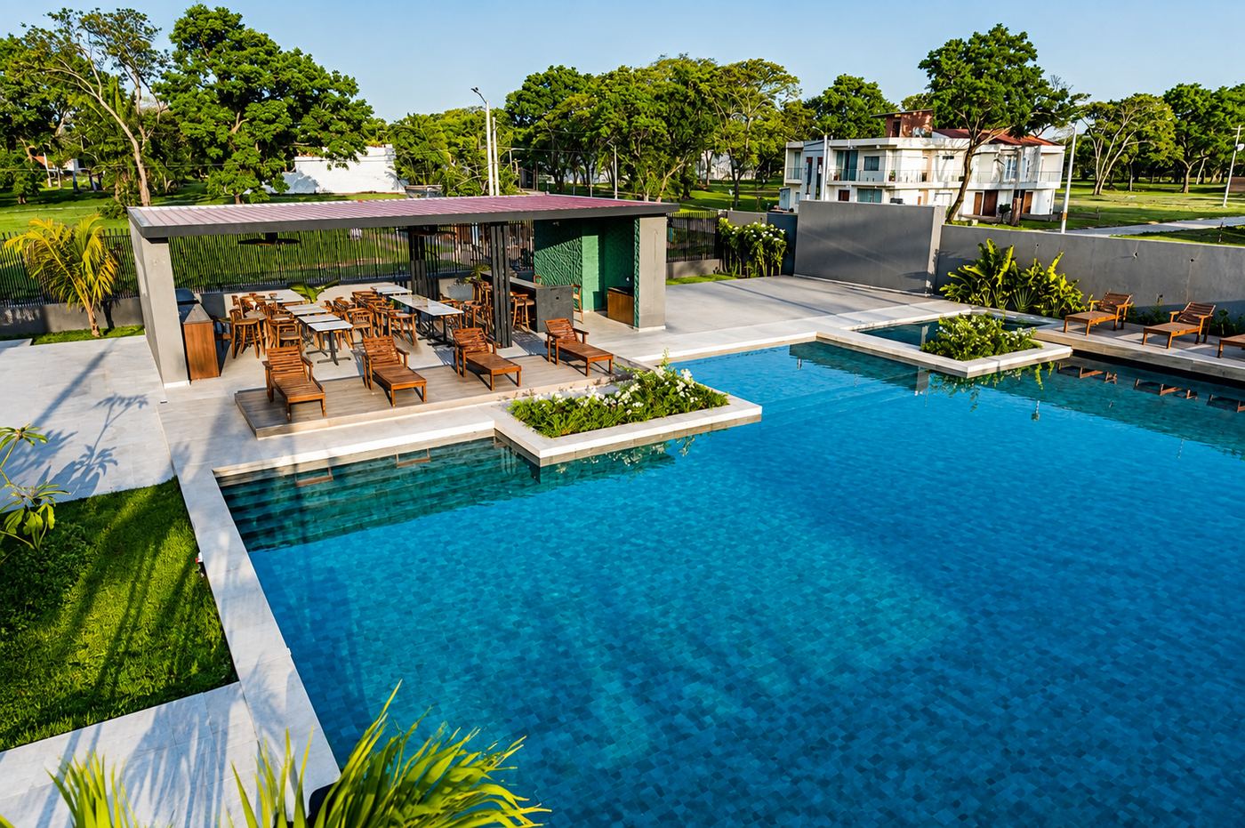 Área de piscina con pérgola y bar
