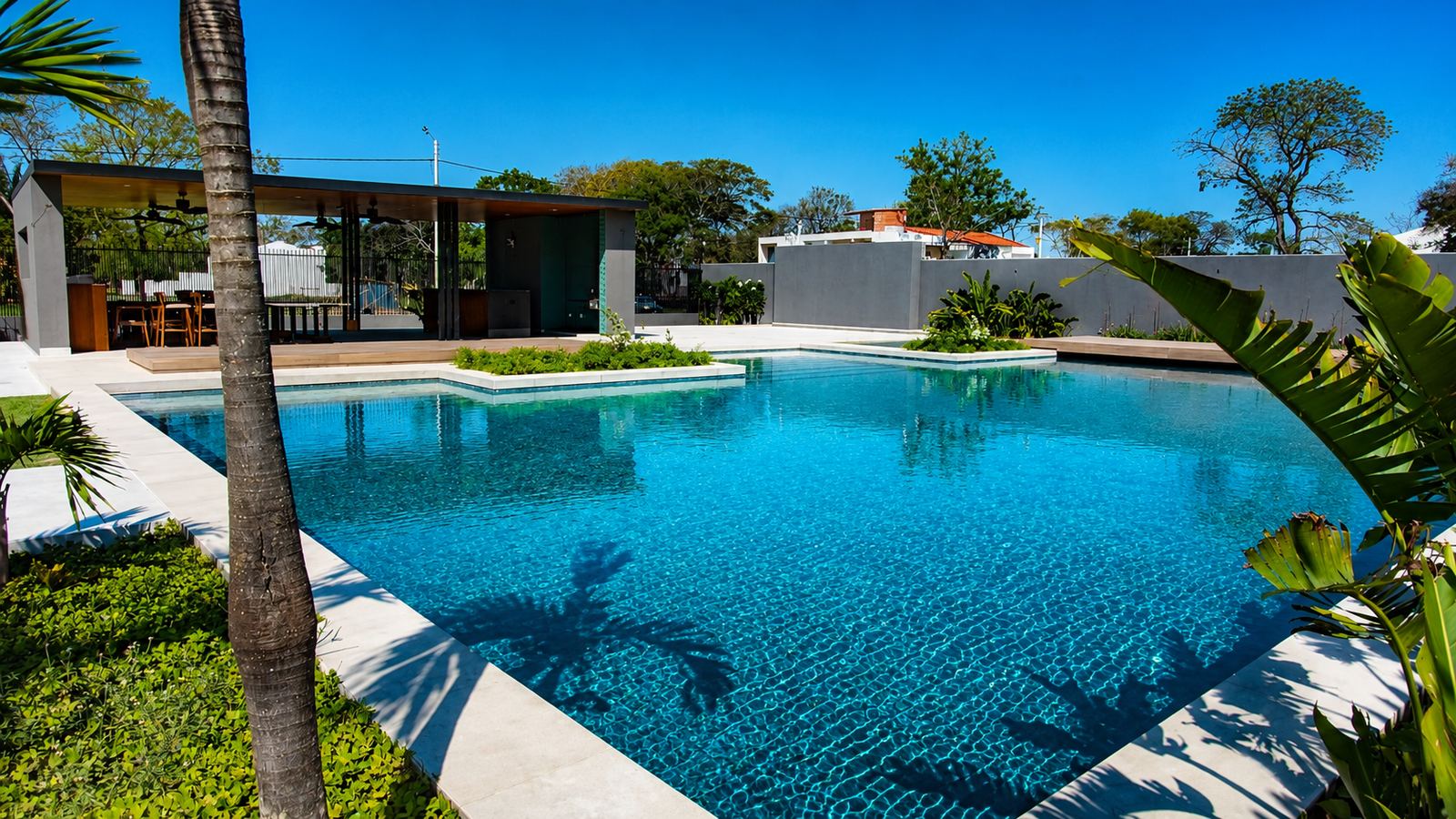 Piscina, vista con pérgola y palmeras