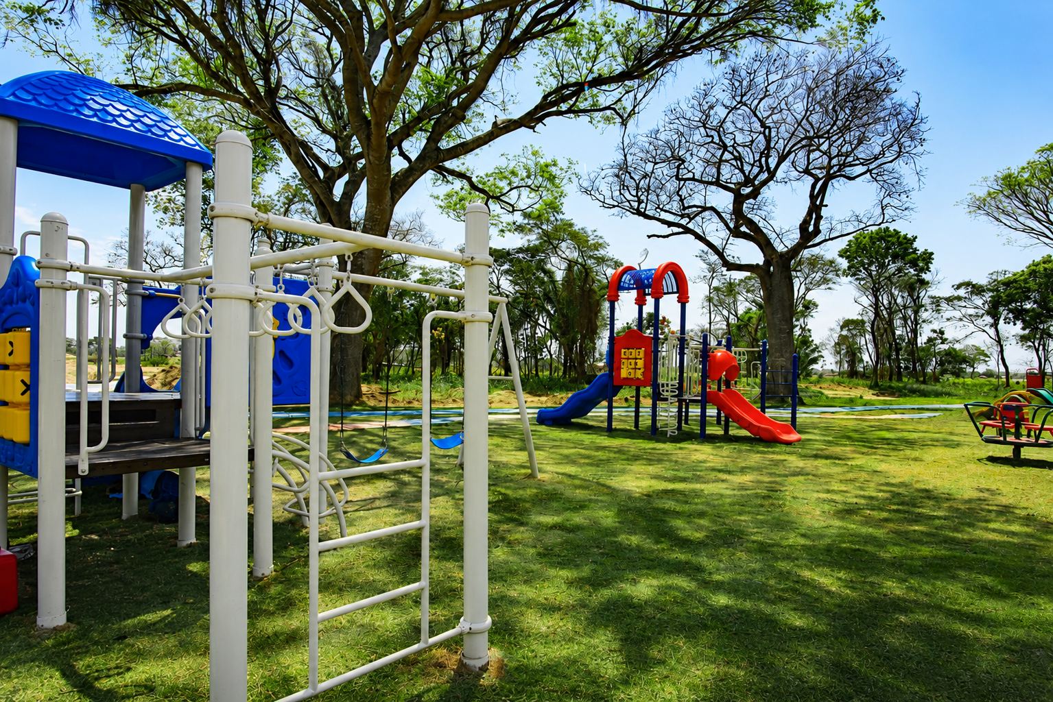 Parque infantil, juegos y columpios