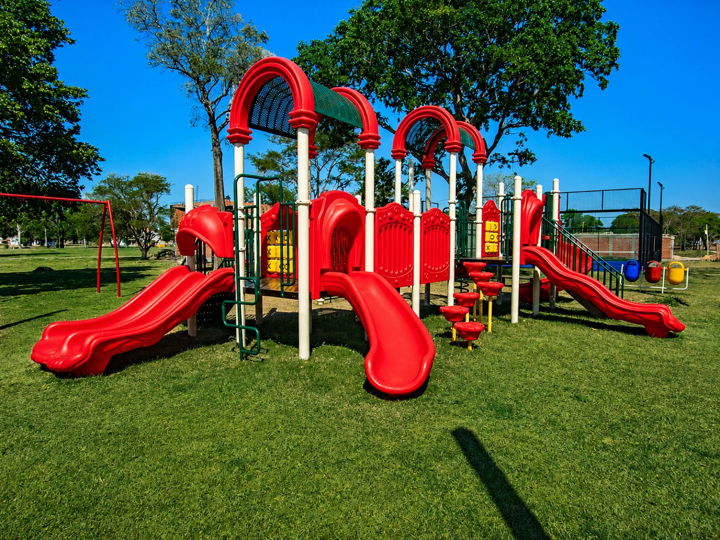 Juegos infantiles color rojo