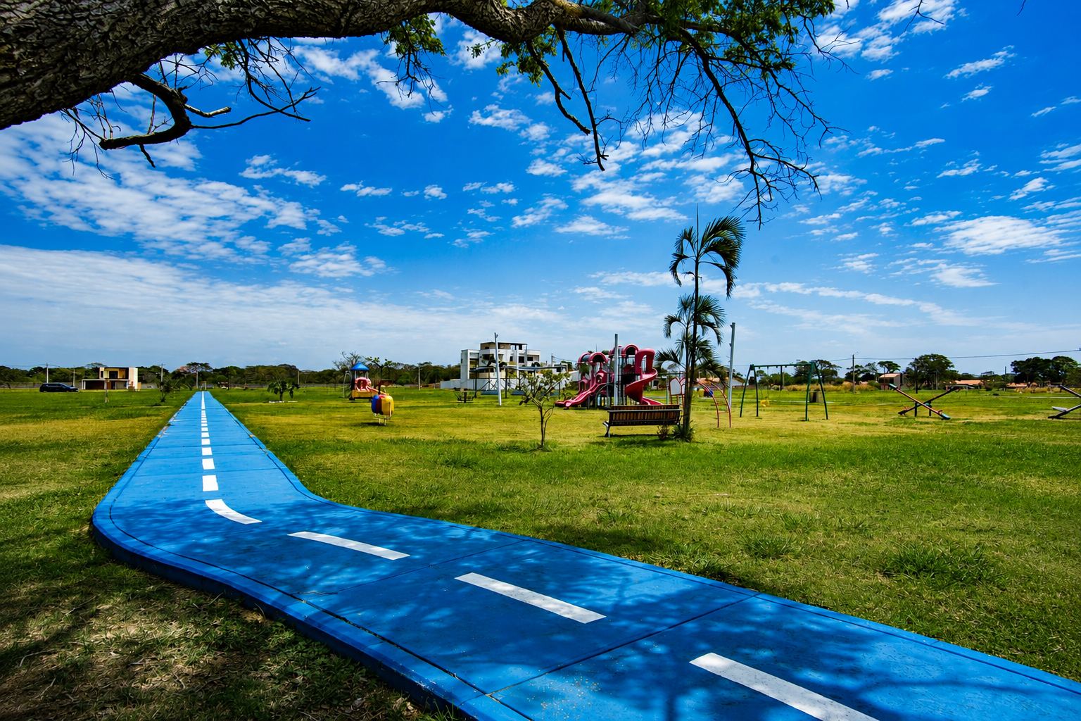 Circuito de trote junto al parque infantil