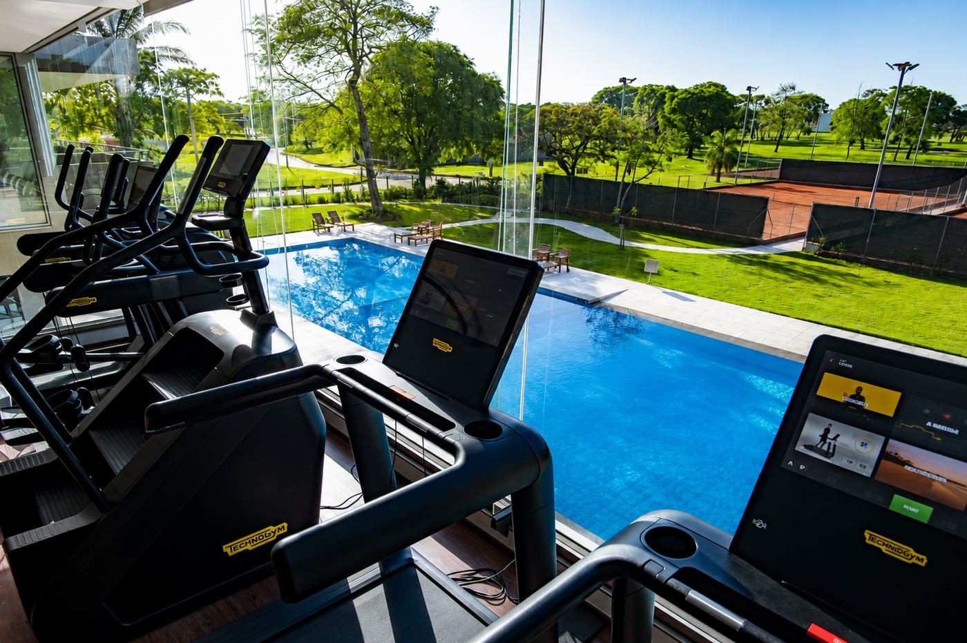 Gimnasio, vista hacia piscina y canchas