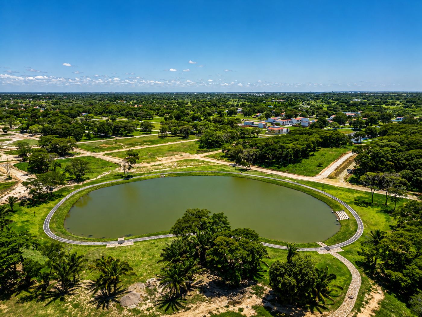 Laguna y urbanización, vista aérea amplia