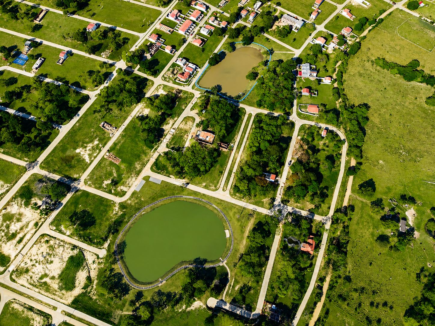 Vista aérea con lagunas y urbanización