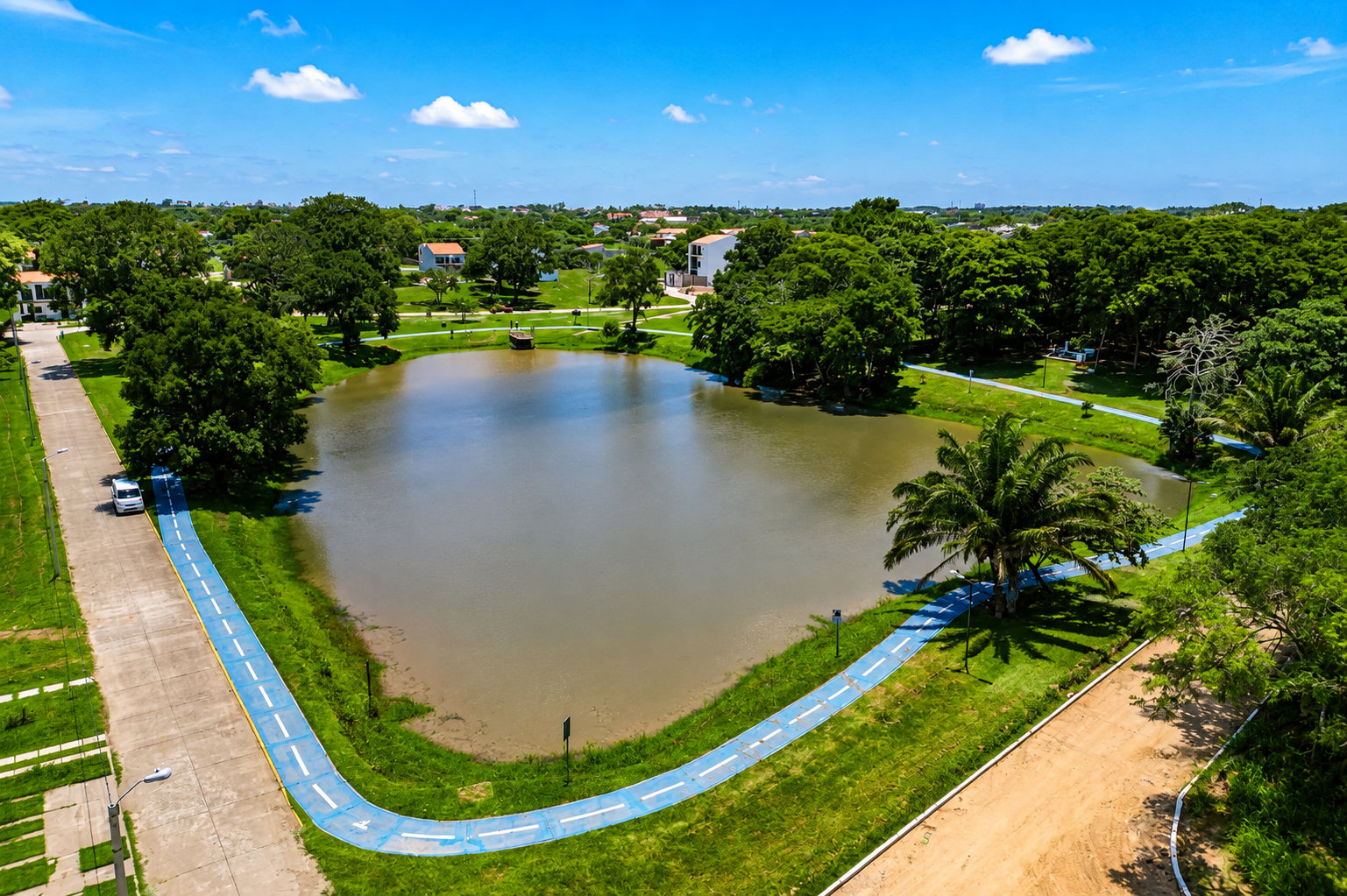 Laguna con ciclovía, vista desde lejos