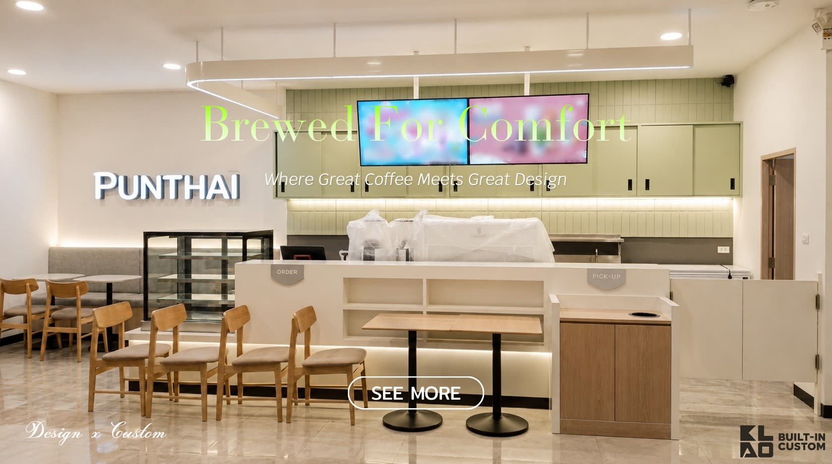 เคาน์เตอร์ร้านกาแฟและที่นั่งไม้ พร้อมข้อความ Brewed For Comfort, Where Great Coffee Meets Great Design, SEE MORE และโลโก้ KLAO
