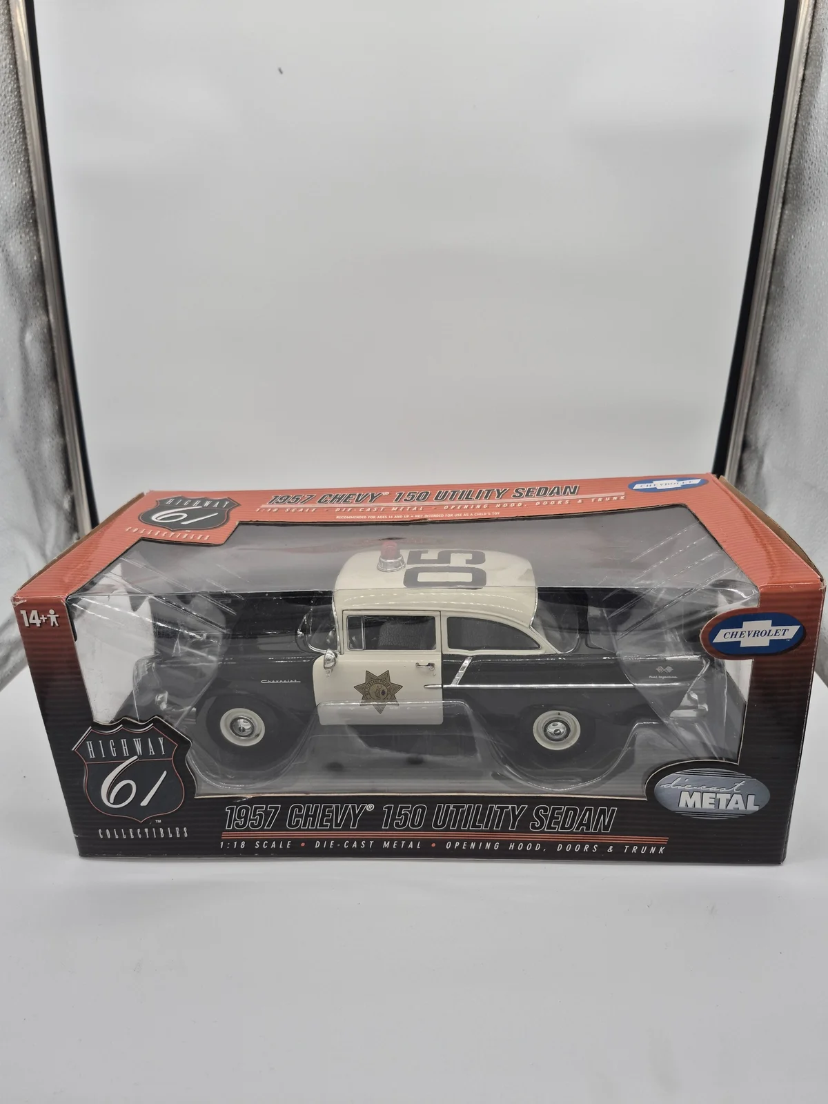 Highway 61 Collectibles 1957 Chevy 150 Utility Sedan Polizei-Ausführung, 1:18, Die-Cast Metall