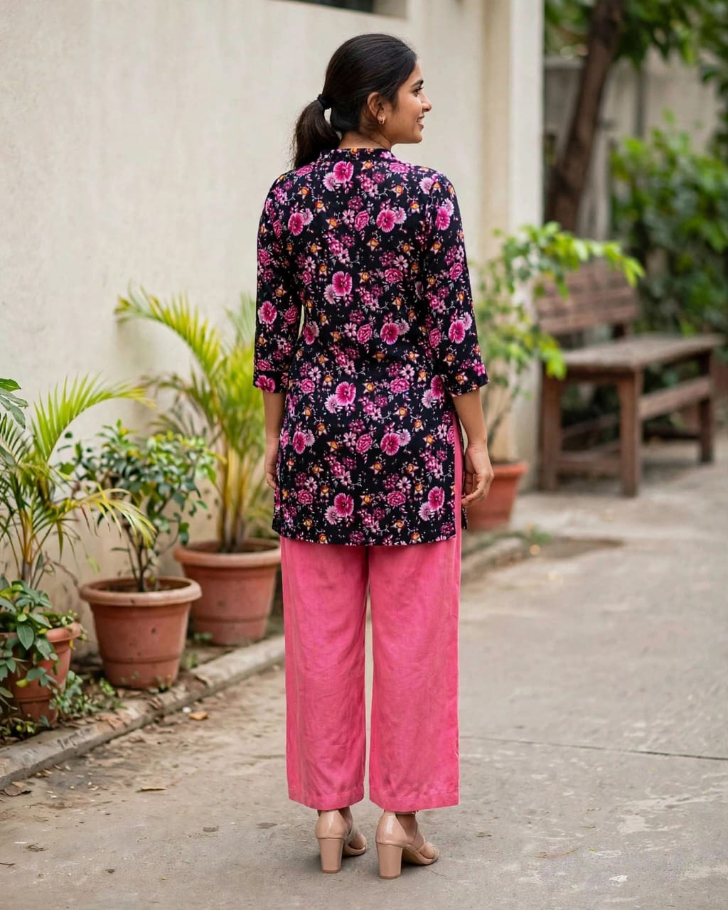Women’s Black Floral Printed Short Kurti thumbnail 4