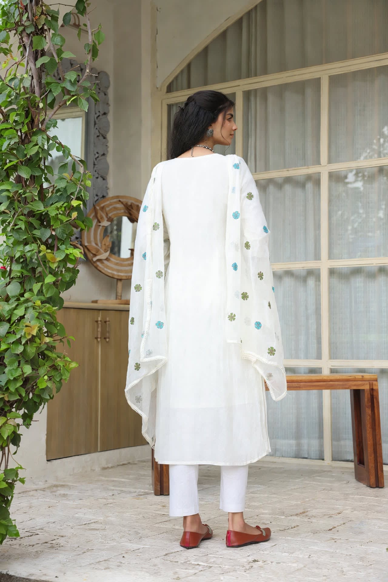 Cream Floral Embroidered Kurta Set thumbnail 5