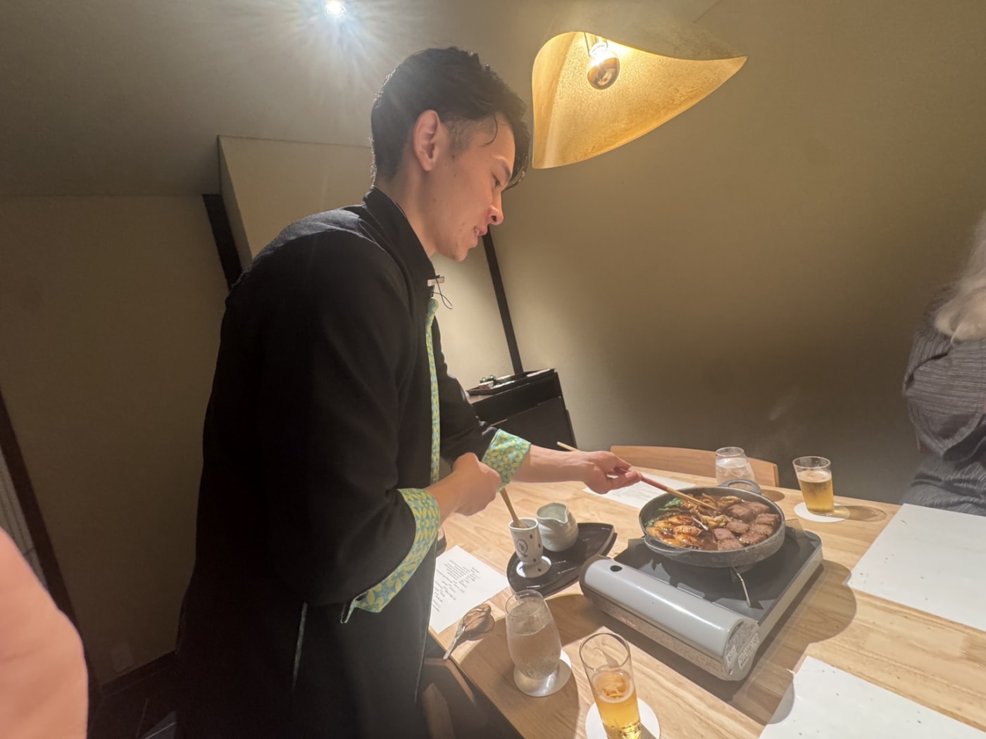 Prepared at the table – calm, attentive and precise.