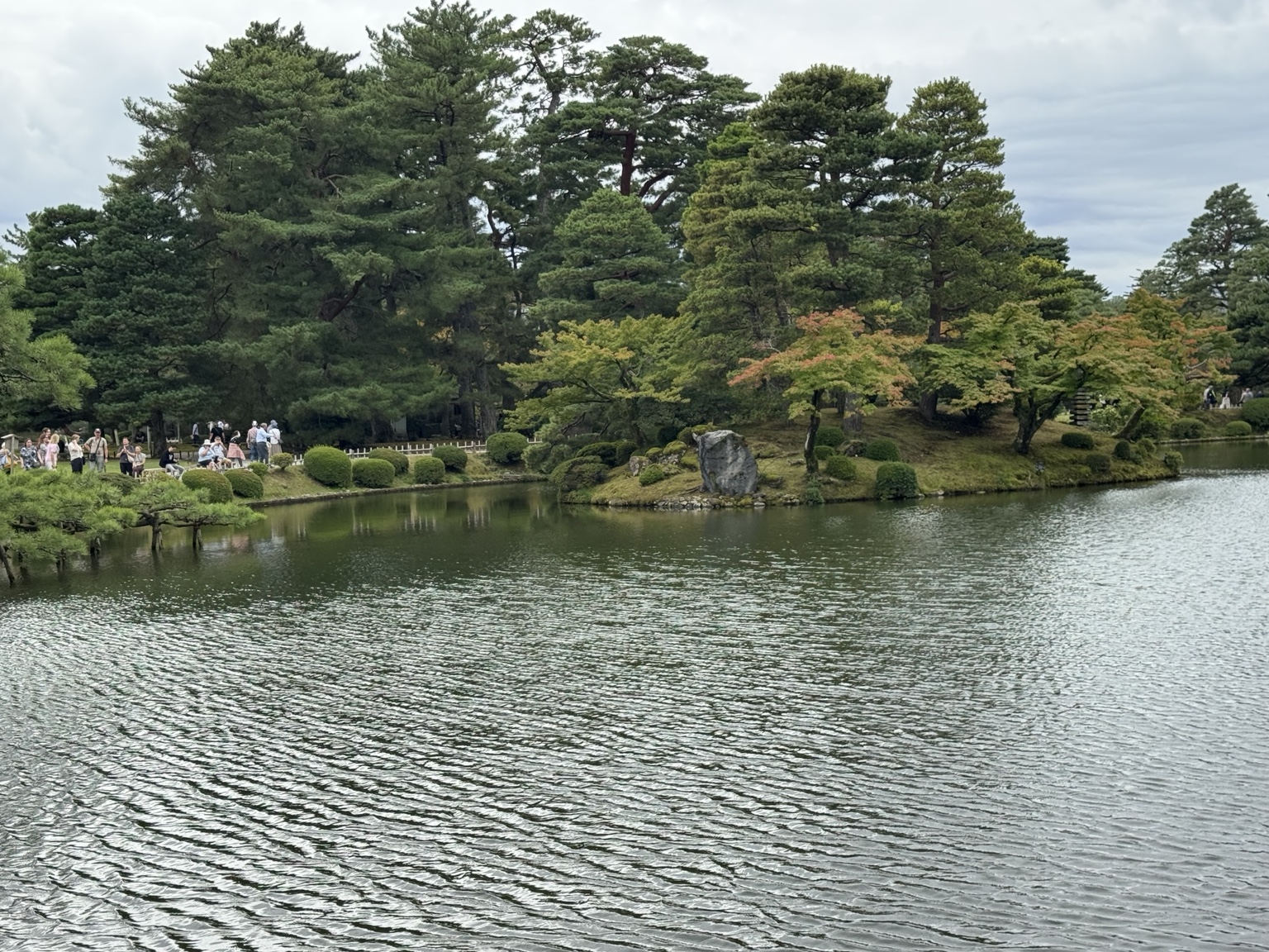 Water, pine trees and the first autumn colours at Kenroku-en.