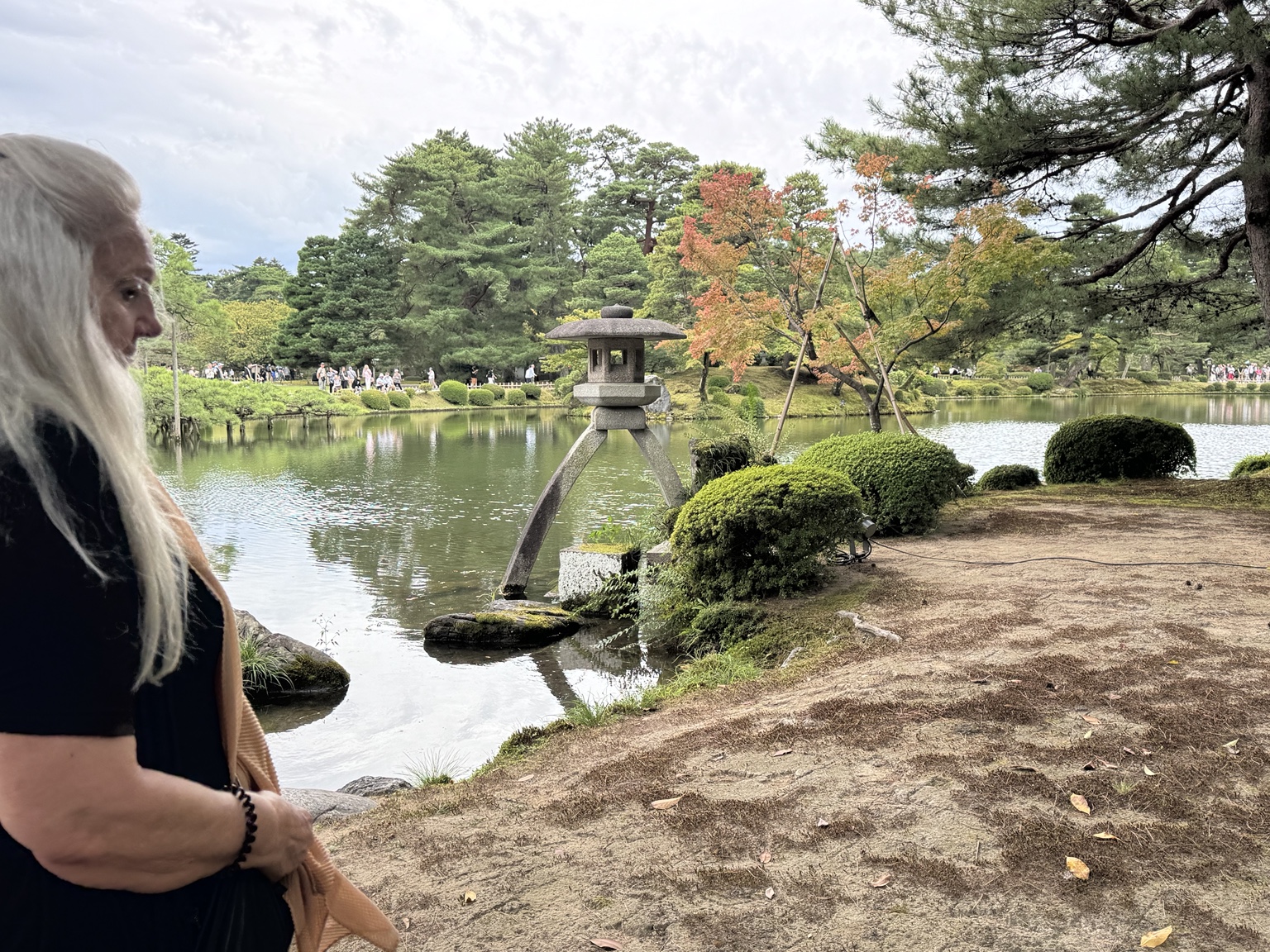 Anneliese beside the pond and the famous stone lantern at Kenroku-en.
